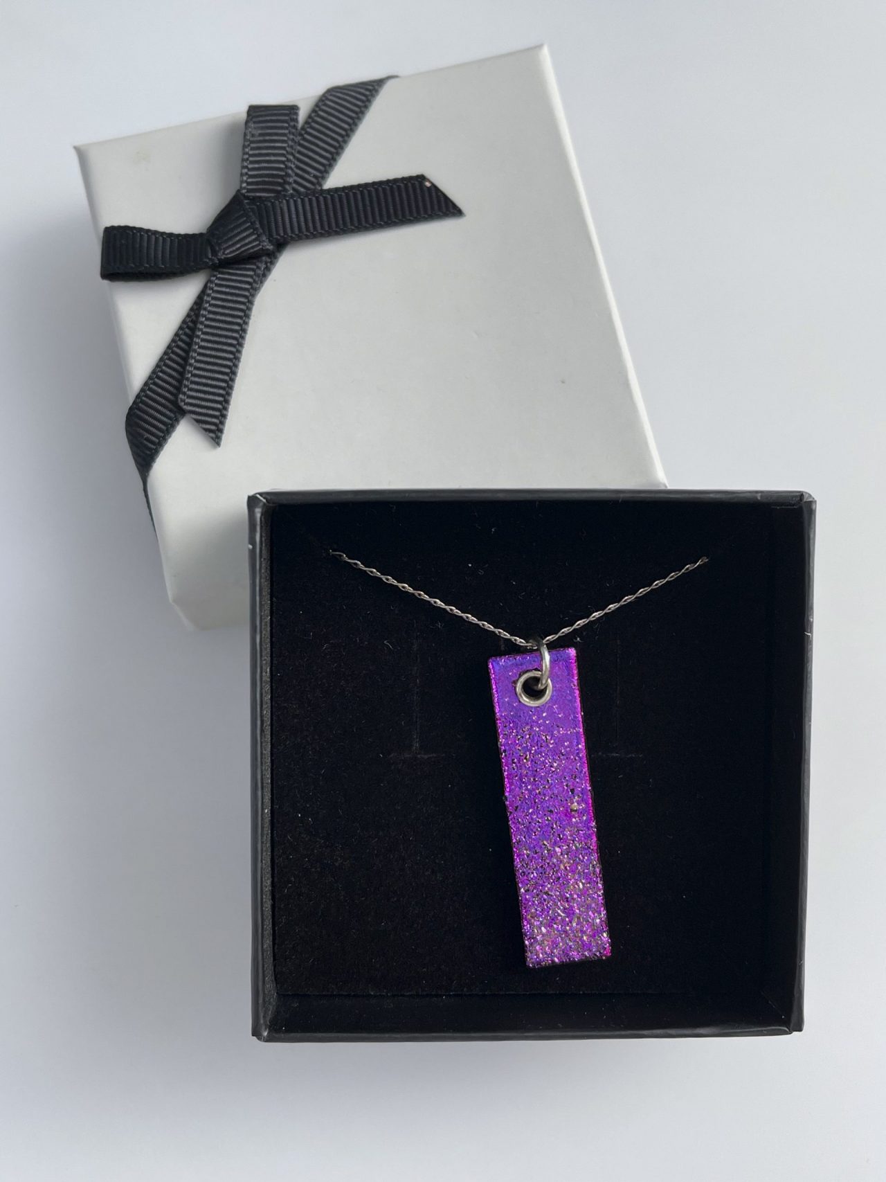 Gift shop – Hot pink pendant boxed